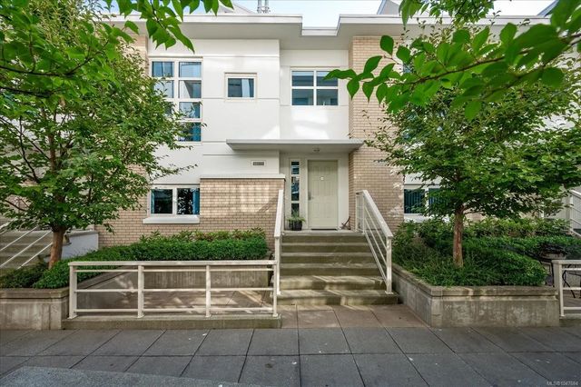 2 of 53 - 38 Front St Th24, Nanaimo, BC