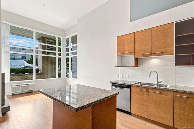 4 of 40 - 38 Front St 107, Nanaimo, BC