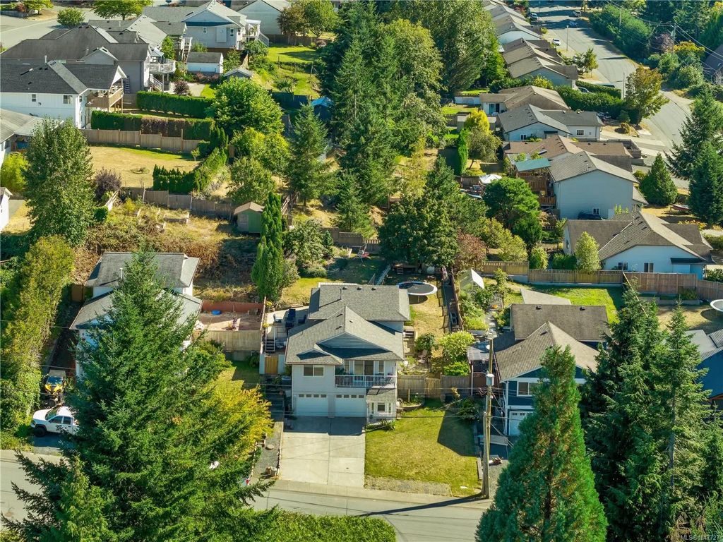 825 Pinecrest Rd, Campbell River