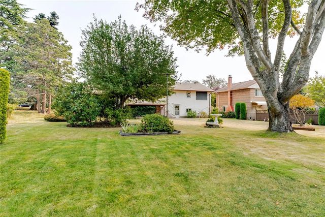 3 of 53 - 3278 Henderson Rd, Oak Bay, BC