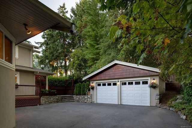 4 of 63 - 2229 Arbutus Rd E, Saanich, BC