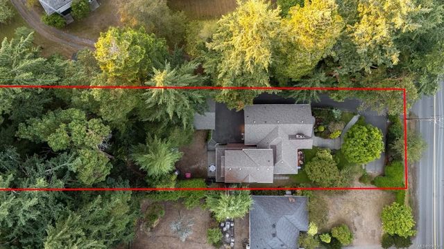 5 of 63 - 2229 Arbutus Rd E, Saanich, BC