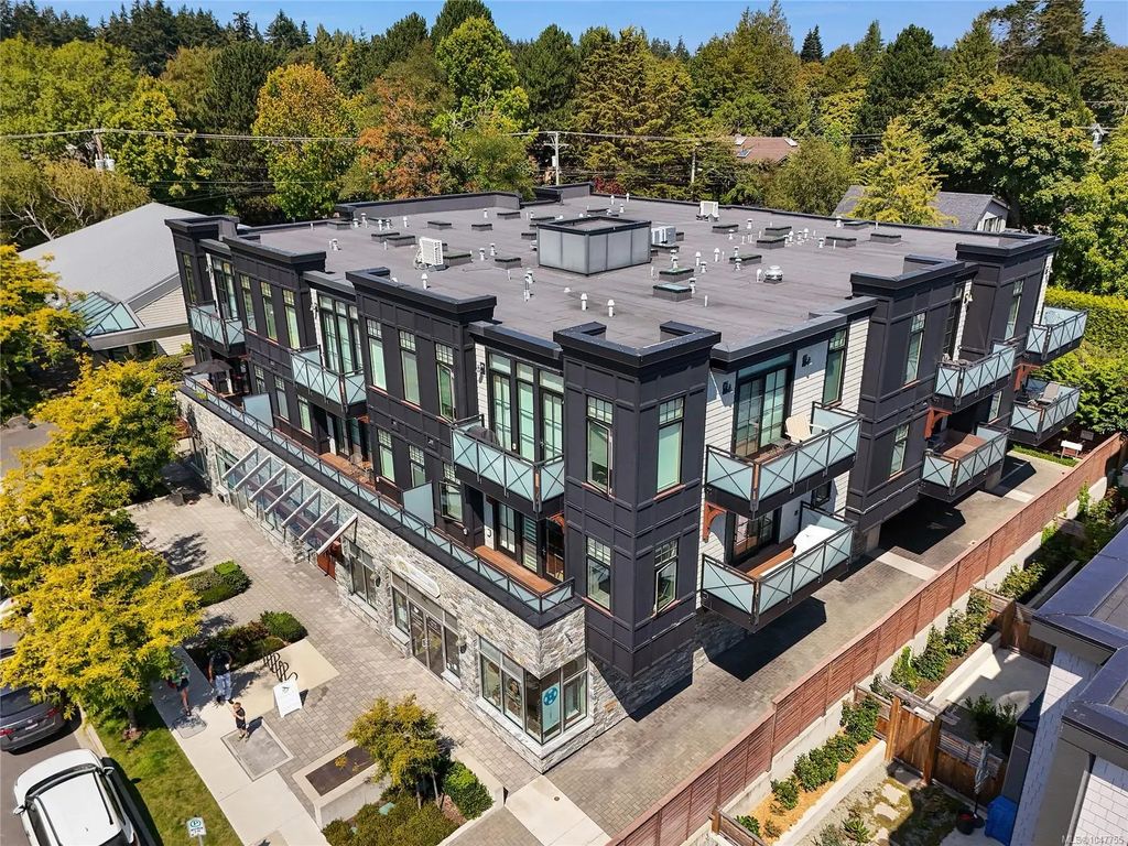 2580 Penrhyn St 301, Saanich
