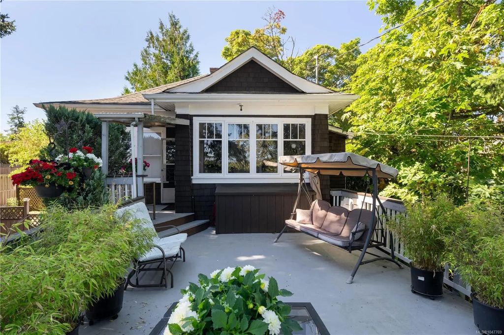 3870 Rowland Ave, Saanich