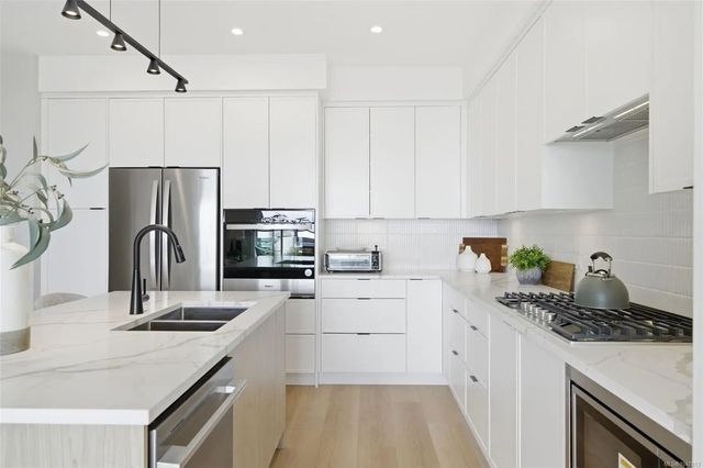 2 of 21 - 1810 Selenite Pl 401, Langford, BC