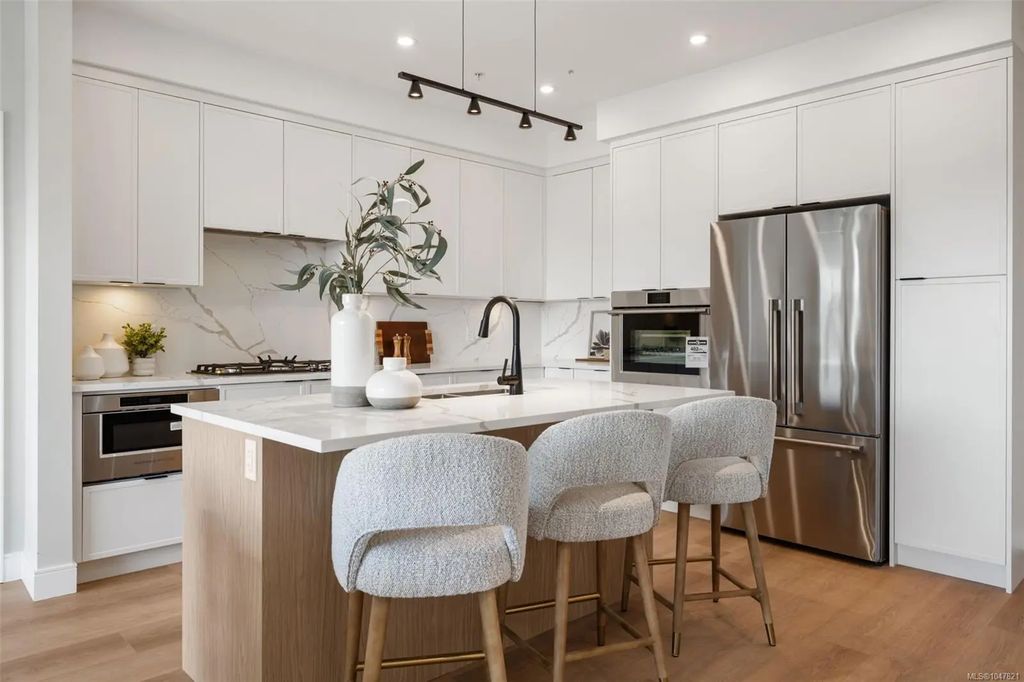 1810 Selenite Pl 604, Langford