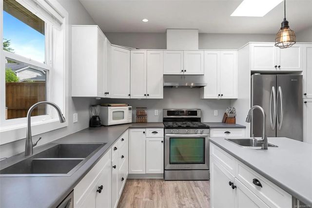 5 of 39 - 132 Crease Ave, Saanich, BC