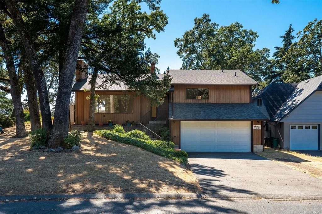 973 Landeen Pl, Saanich