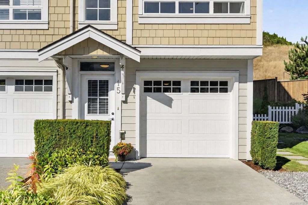 370 Latoria Blvd 15, Colwood