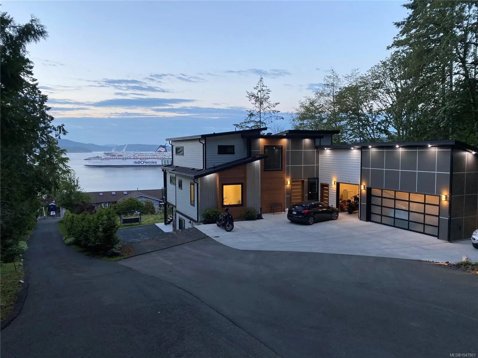 Residential Real Estate for Sale at 1470 Lands End Rd in the city of North Saanich by MLS #1047901
