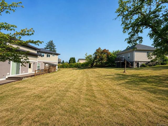 3 of 10 - 392 Urbains Pl, Nanaimo, BC