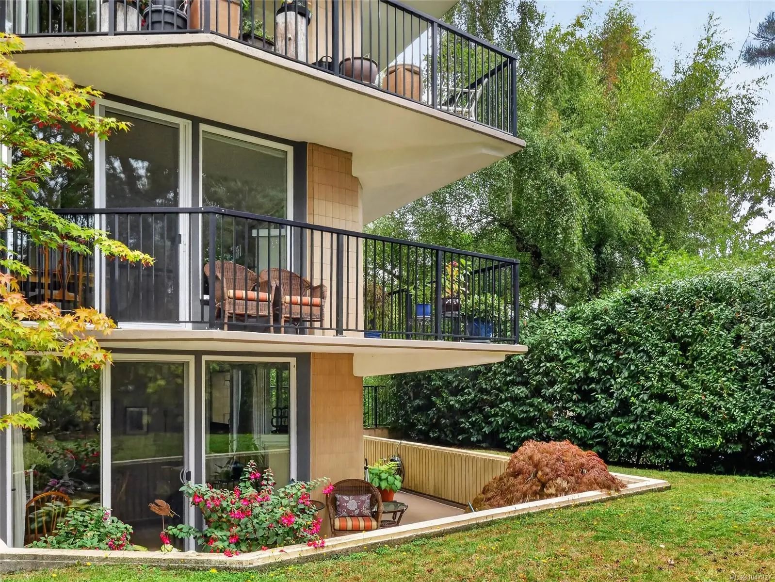 MLS #1047927 for Sale at 2210 Cadboro Bay Rd 201, in the city of Oak Bay, V8R 5G9