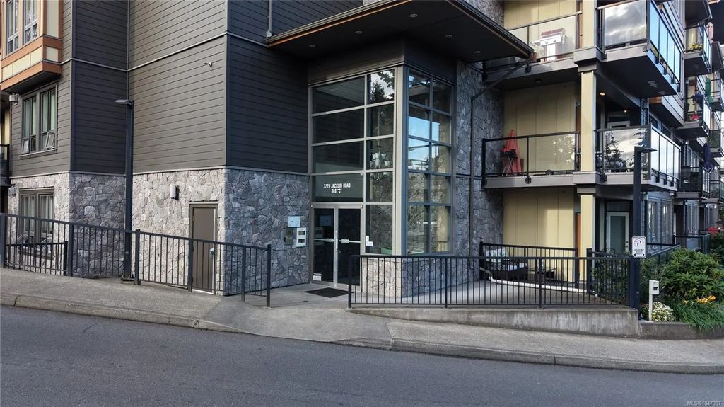 3226 Jacklin Rd Se 401, Langford