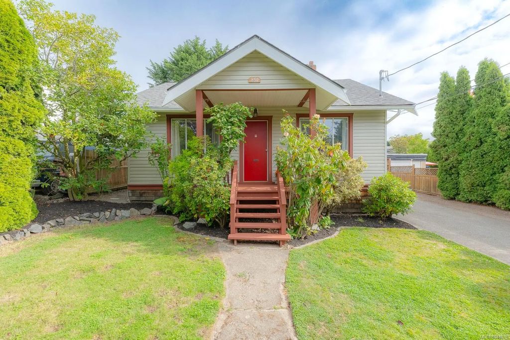 350 Vincent Ave, Saanich