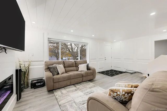 4 of 65 - 2710 Victor St, Victoria, BC