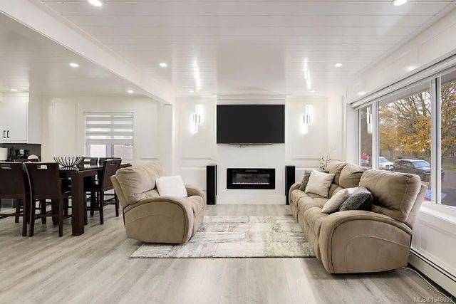 5 of 65 - 2710 Victor St, Victoria, BC