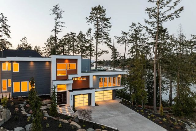 2 of 37 - 2464 Tryon Rd, North Saanich, BC