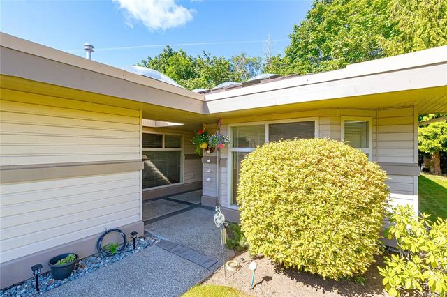 2 of 49 - 902 Lakes Blvd, Parksville, BC