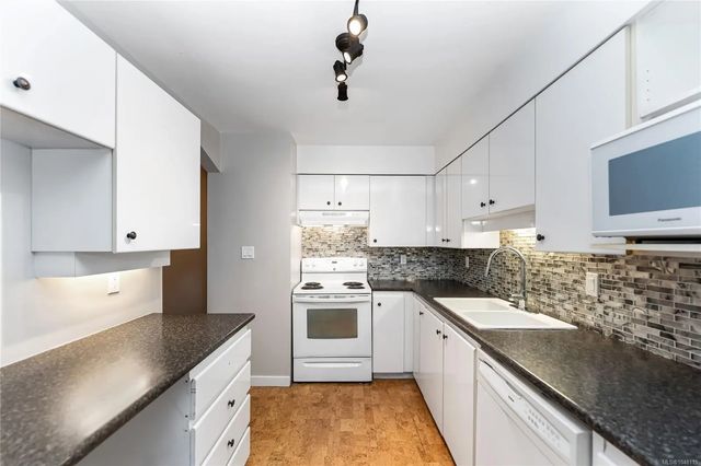 2 of 24 - 935 Johnson St 209, Victoria, BC