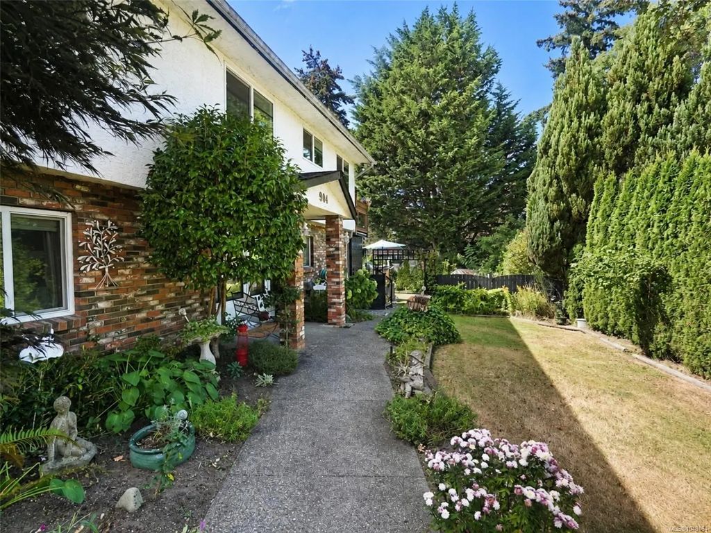 904 Rankin Rd, Esquimalt