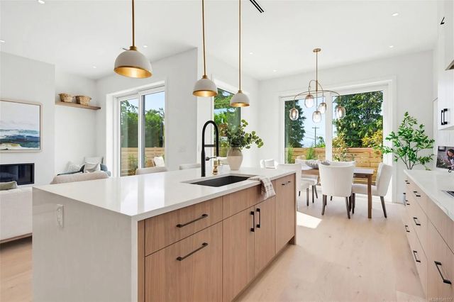 3 of 43 - 3022 Cadboro Bay Rd 2, Oak Bay, BC