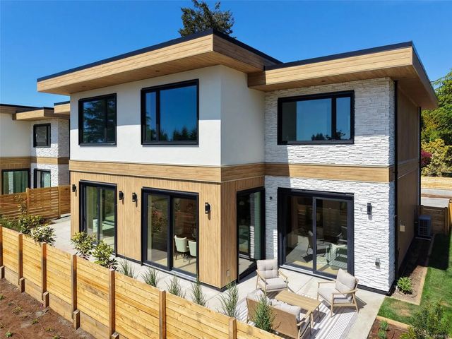 4 of 43 - 3022 Cadboro Bay Rd 2, Oak Bay, BC