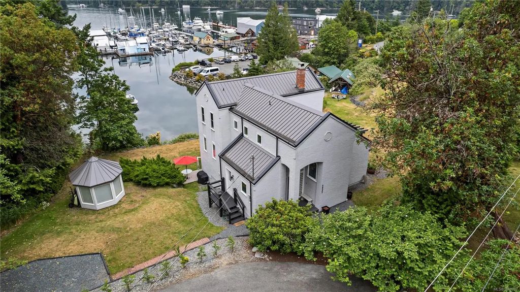 5025 Genoa Bay Rd, Duncan