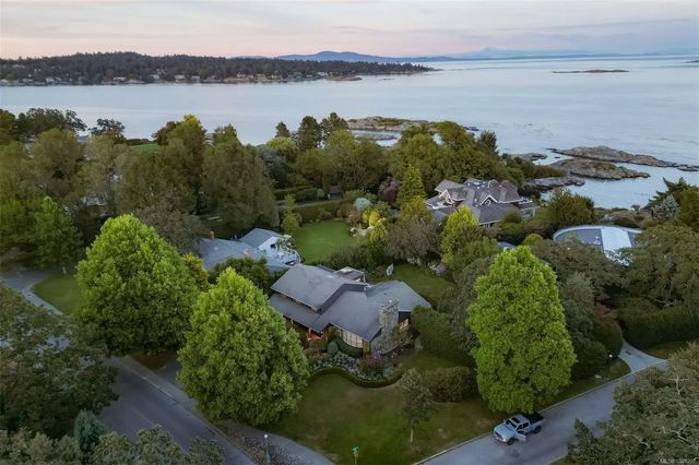 2 of 77 - 3055 Beach Dr, Oak Bay, BC