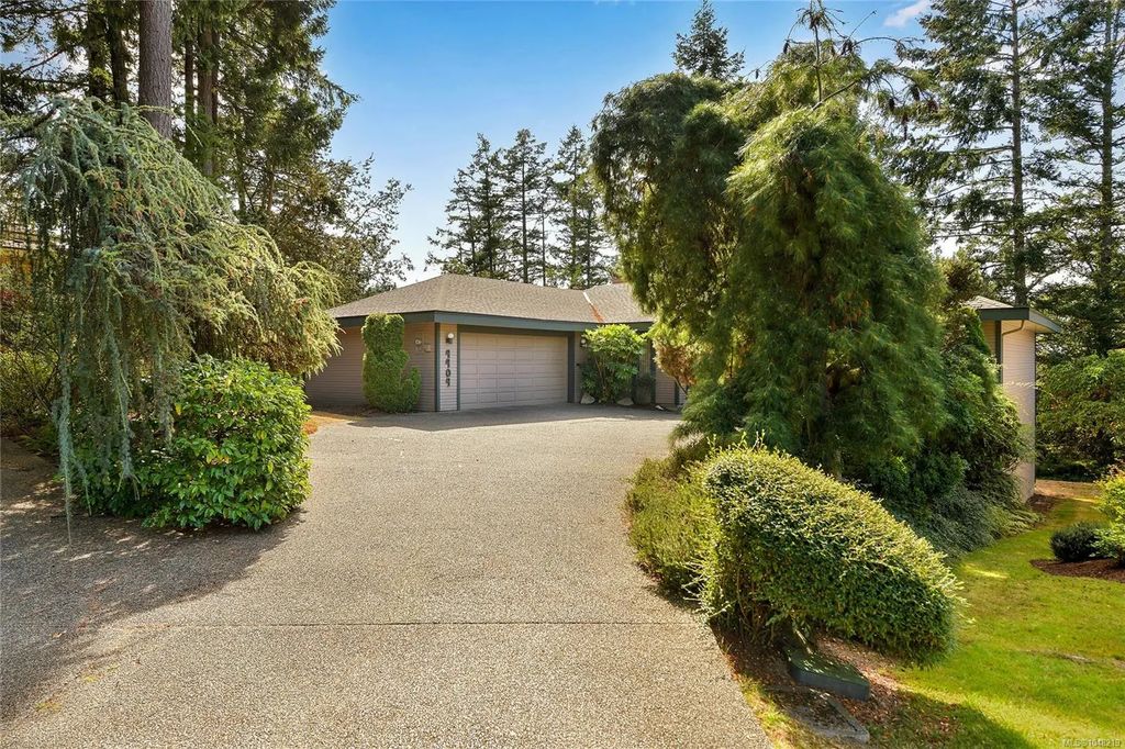 4404 Meadowood Pl, Saanich