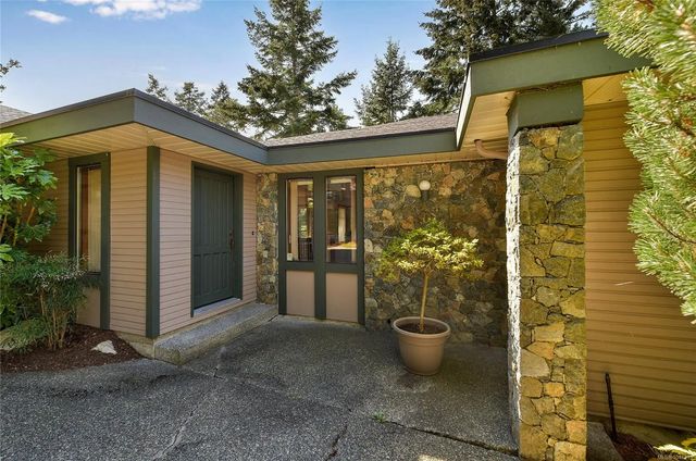 2 of 40 - 4404 Meadowood Pl, Saanich, BC