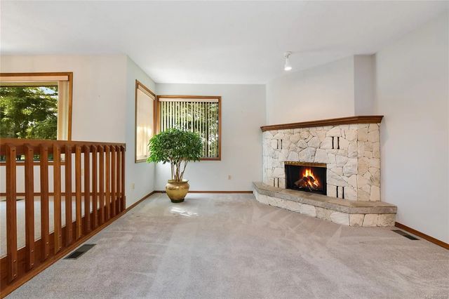4 of 40 - 4404 Meadowood Pl, Saanich, BC