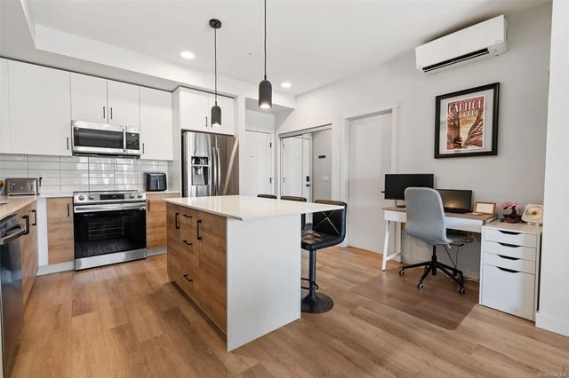 2 of 28 - 2469 Gateway Rd 302, Langford, BC