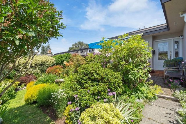 2 of 43 - 3060 Harriet Rd 7, Saanich, BC