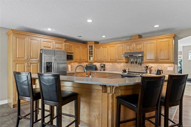 2 of 40 - 828 Sunray Rd, Parksville, BC
