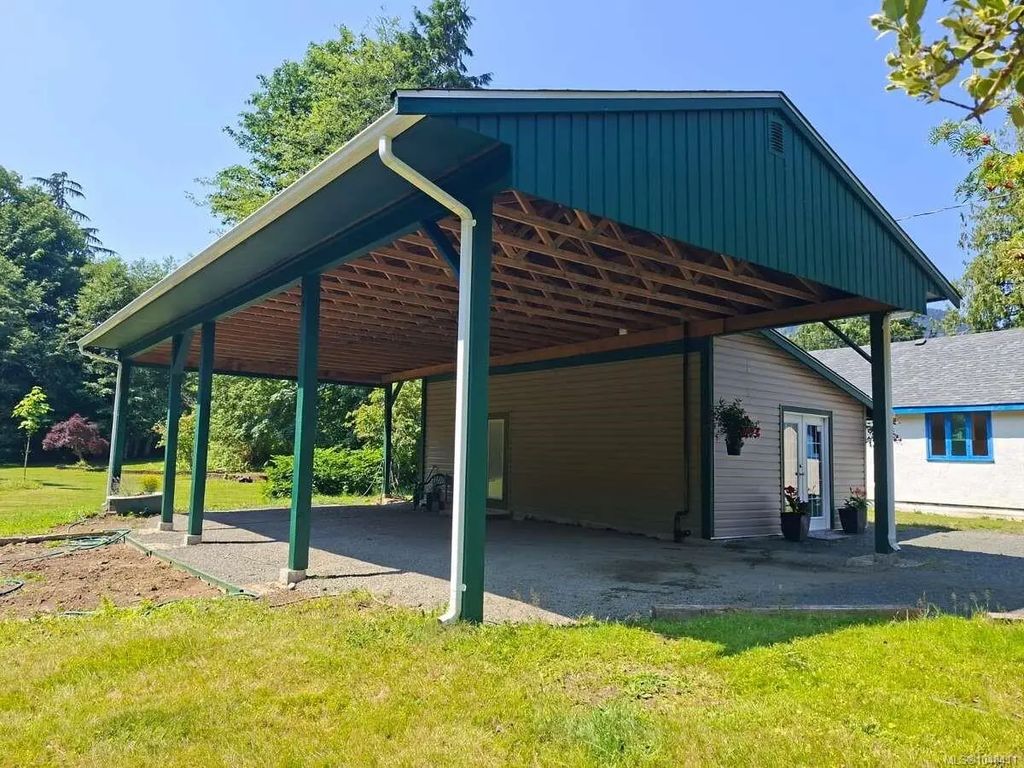 955 Despins Rd, Sayward