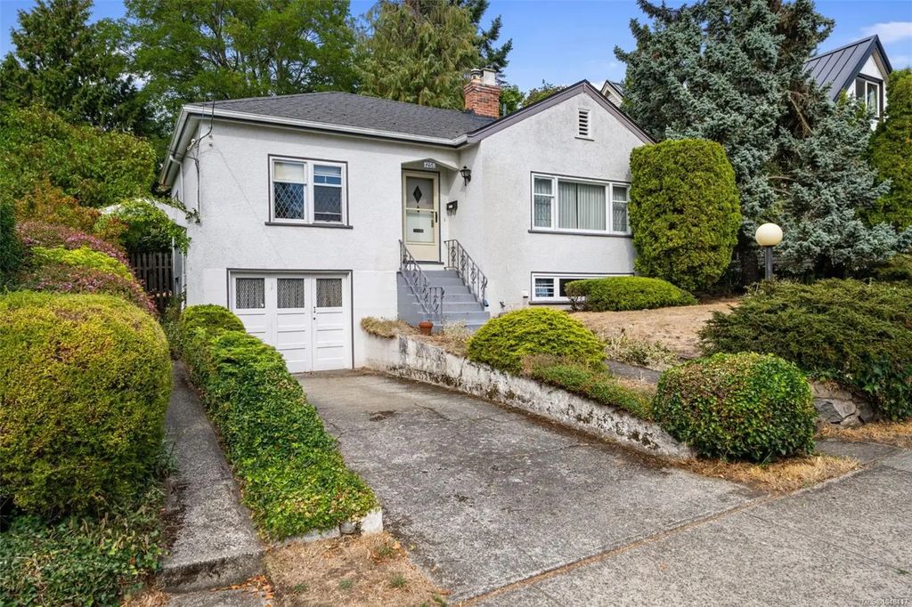 1258 Rockland Ave, Victoria