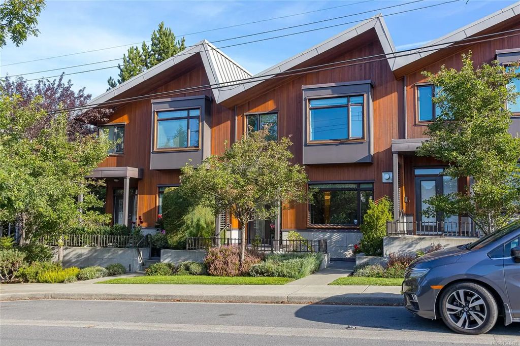 1696 Pear St 2, Saanich