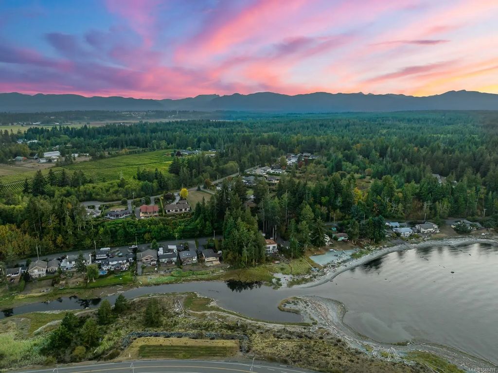 1426 Wilkinson Rd, Comox