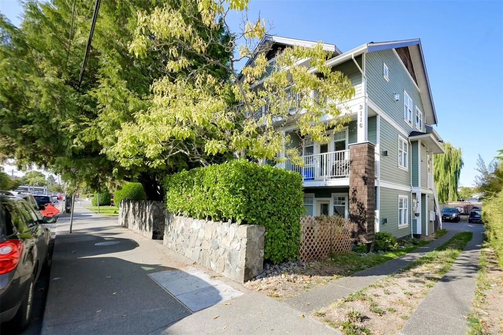 2116 Richmond Rd 1, Victoria