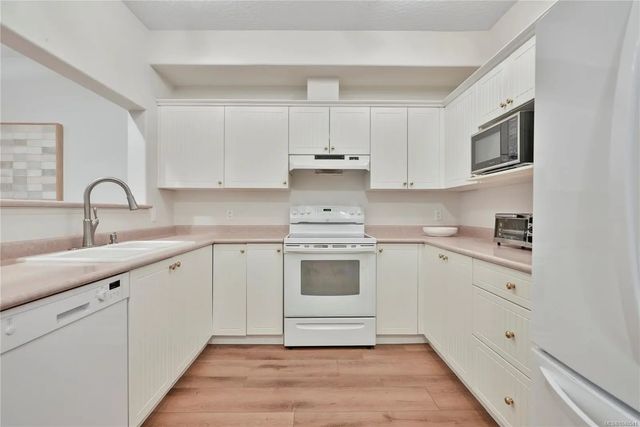 2 of 29 - 4525 Wilkinson Rd 25, Saanich, BC