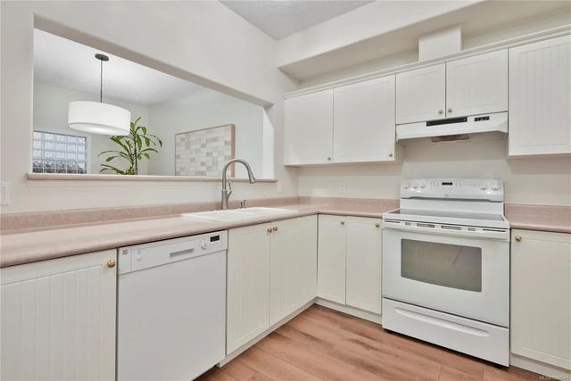 4 of 29 - 4525 Wilkinson Rd 25, Saanich, BC