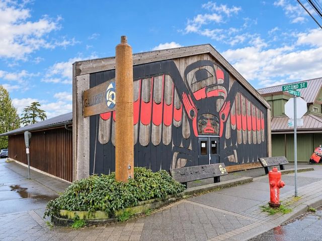 2 of 17 - 350 Campbell St, Tofino, BC