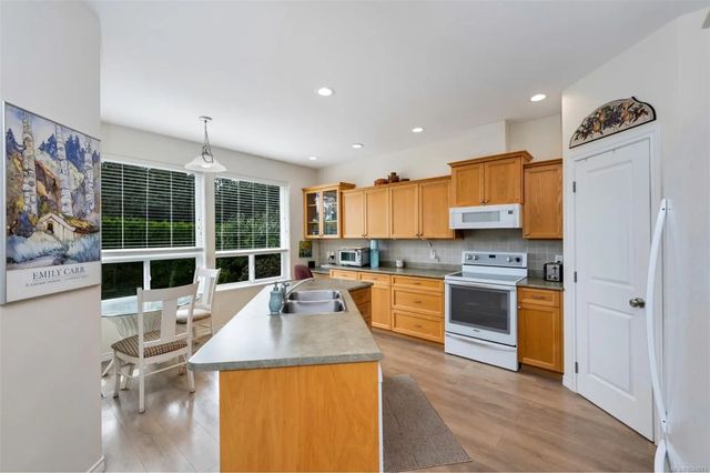 3 of 40 - 912 Brulette Pl 6, Mill Bay, BC