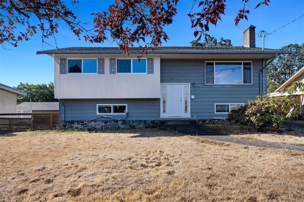909 Shearwater St, Esquimalt