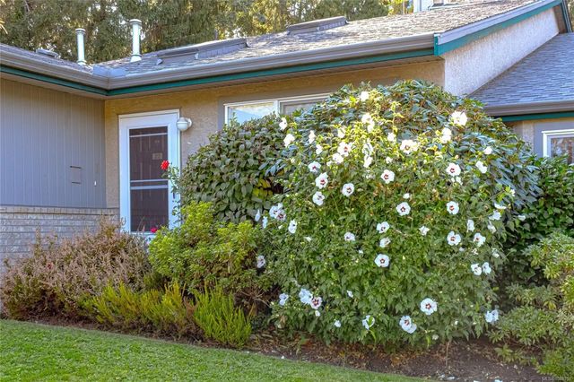 2 of 32 - 1473 Garnet Rd 22, Saanich, BC