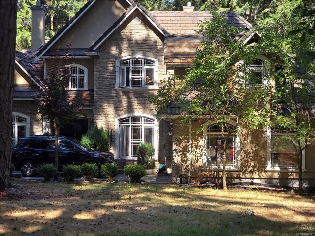 2 of 71 - 870 Falkirk Ave, North Saanich, BC