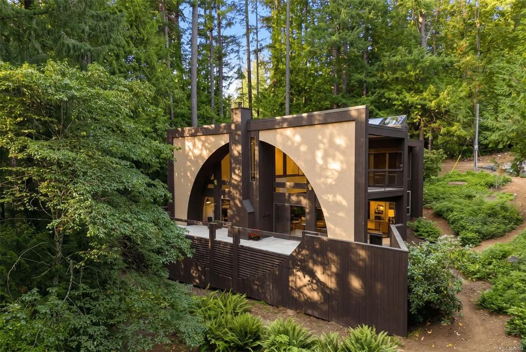 5748 West Saanich Rd, Saanich