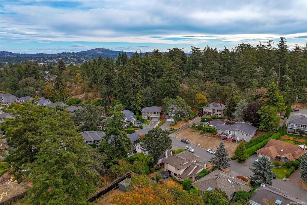 3847 Cardie Crt, Saanich