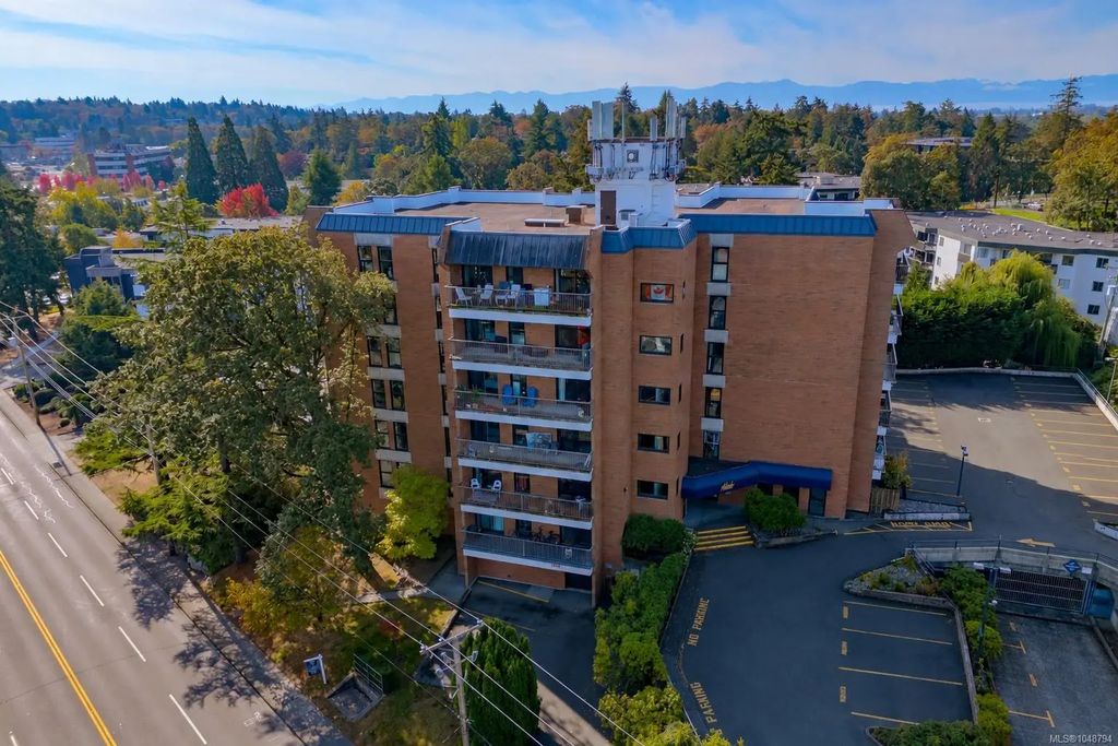4030 Quadra St 404, Saanich