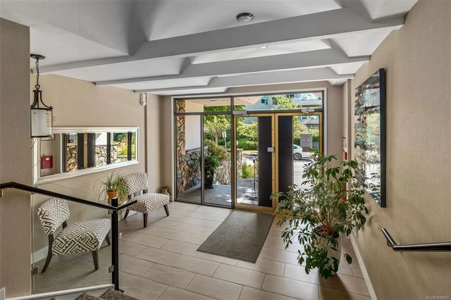 4 of 40 - 1312 Beach Dr 105, Oak Bay, BC